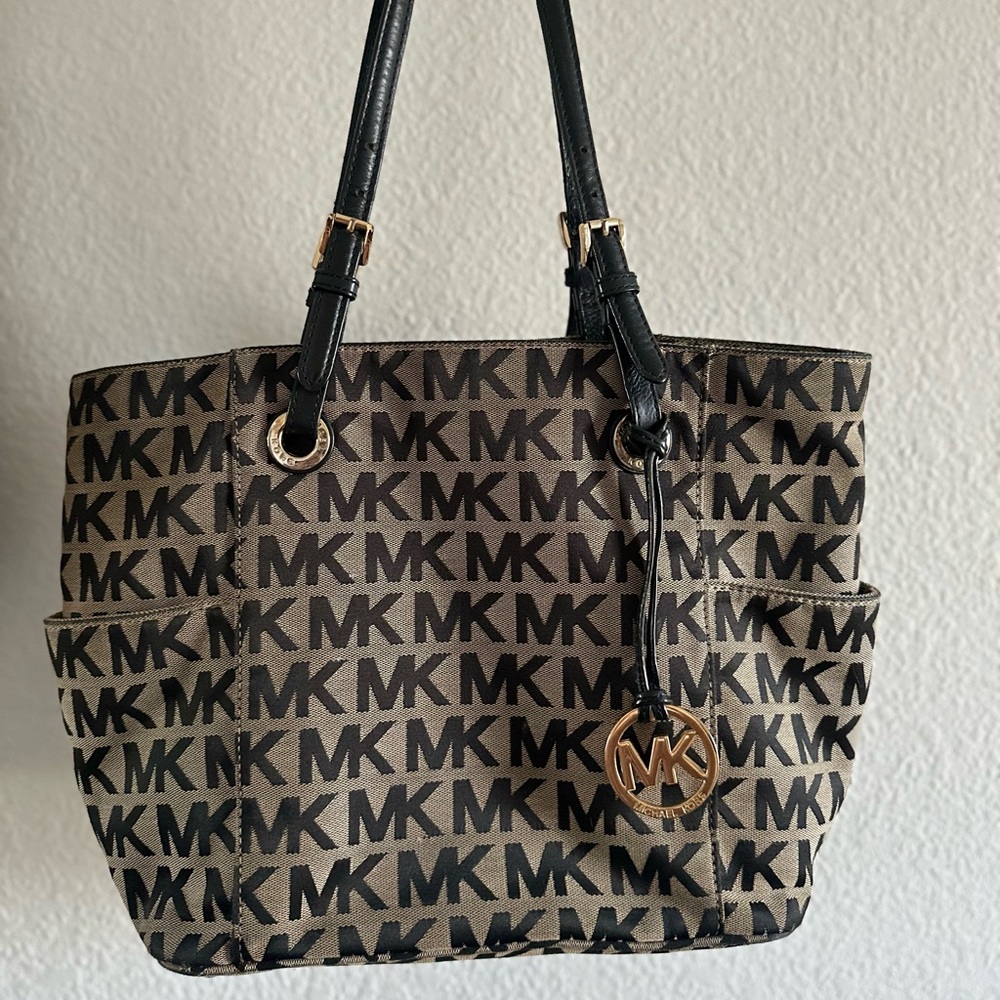 Michael Kors Three Compartments Beige Black Signature Jet Set Shoulder Tote Bag